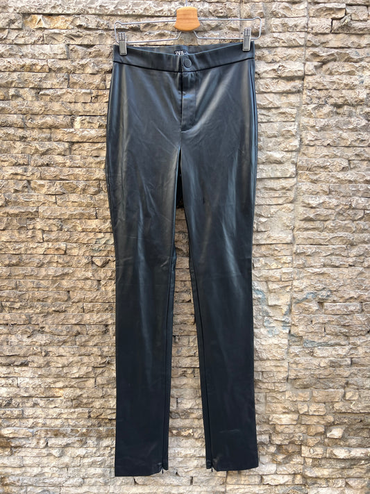 ZARA. Pantalón negro efecto piel recto. T M