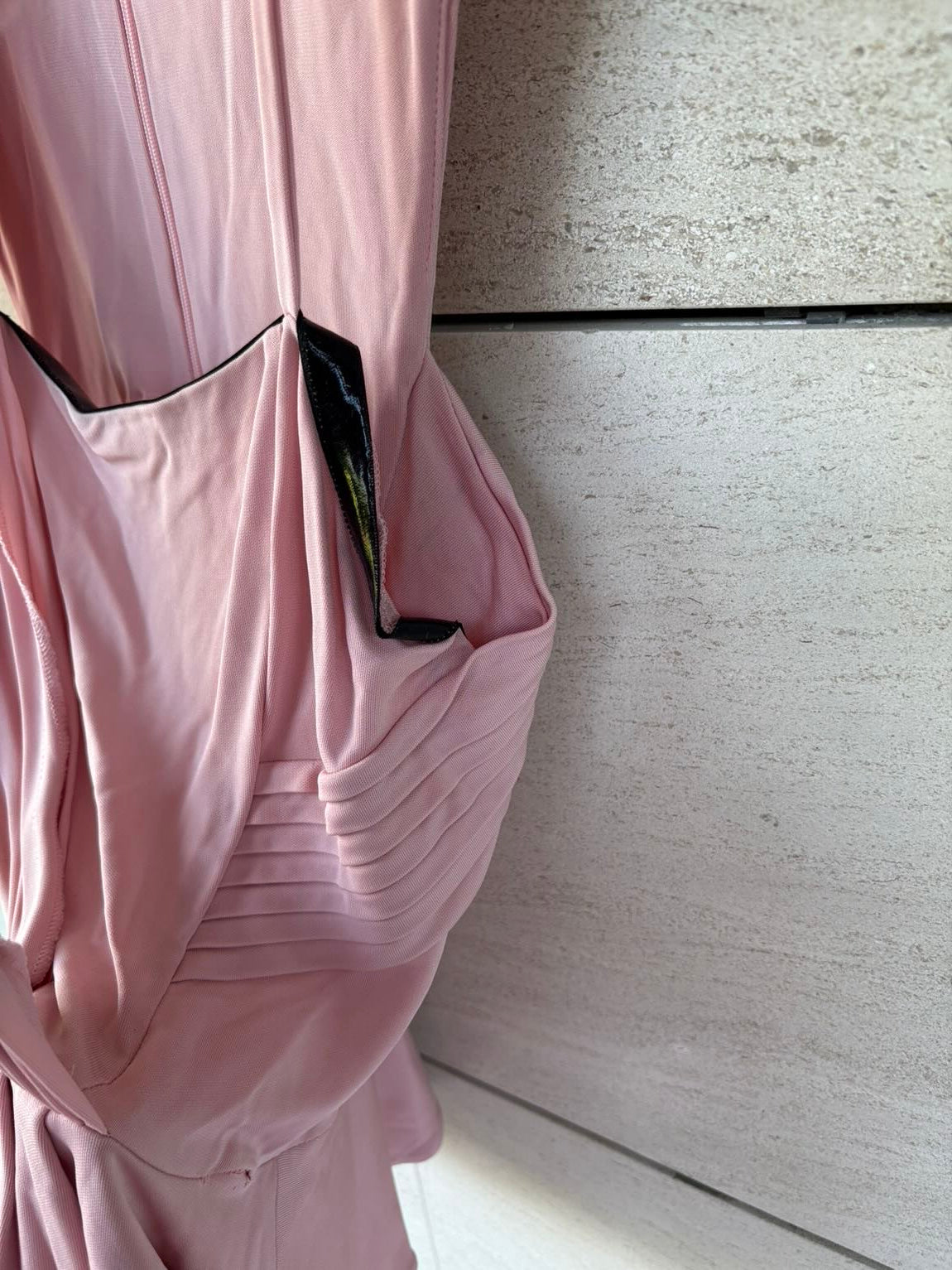 JUST CAVALLI. Top rosa  claro detalle escote