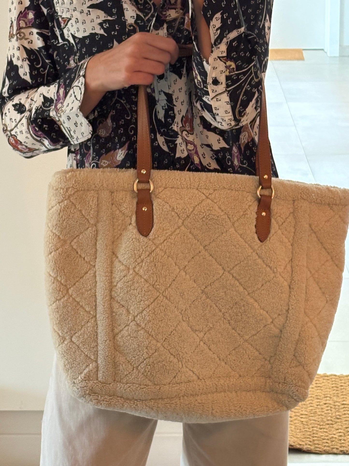 VANESSA BRUNO. Bolso tote borrego