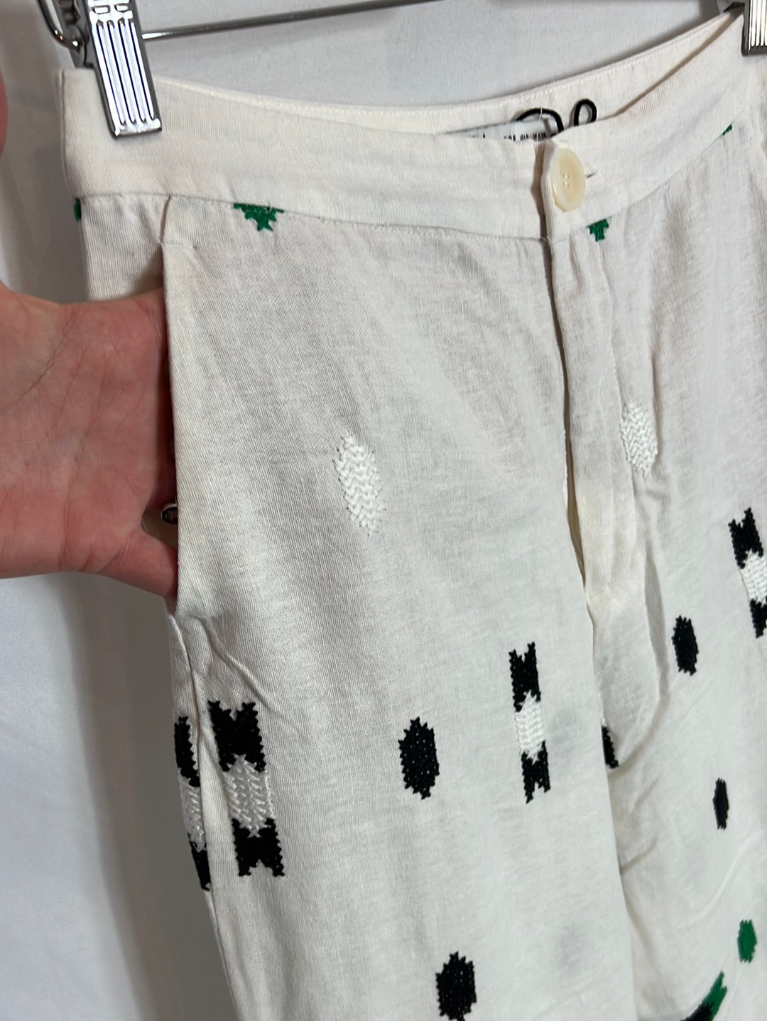 ZARA. Pantalón crudo bordados. T S