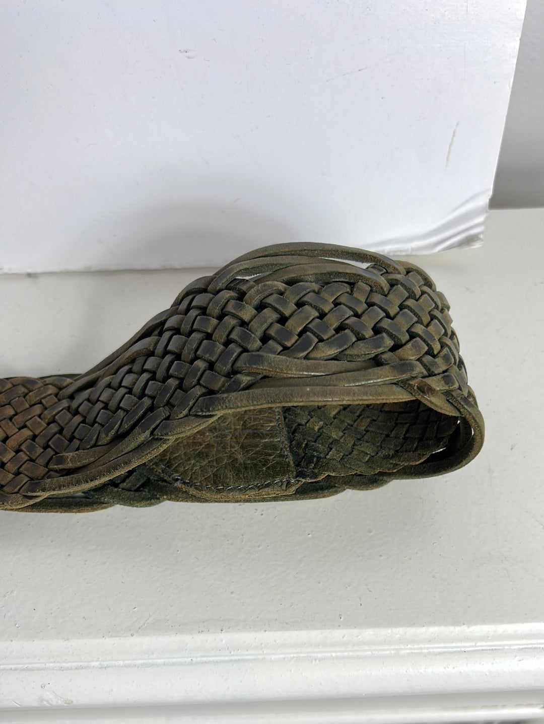 OTRAS. Cinturón piel verde trenzado