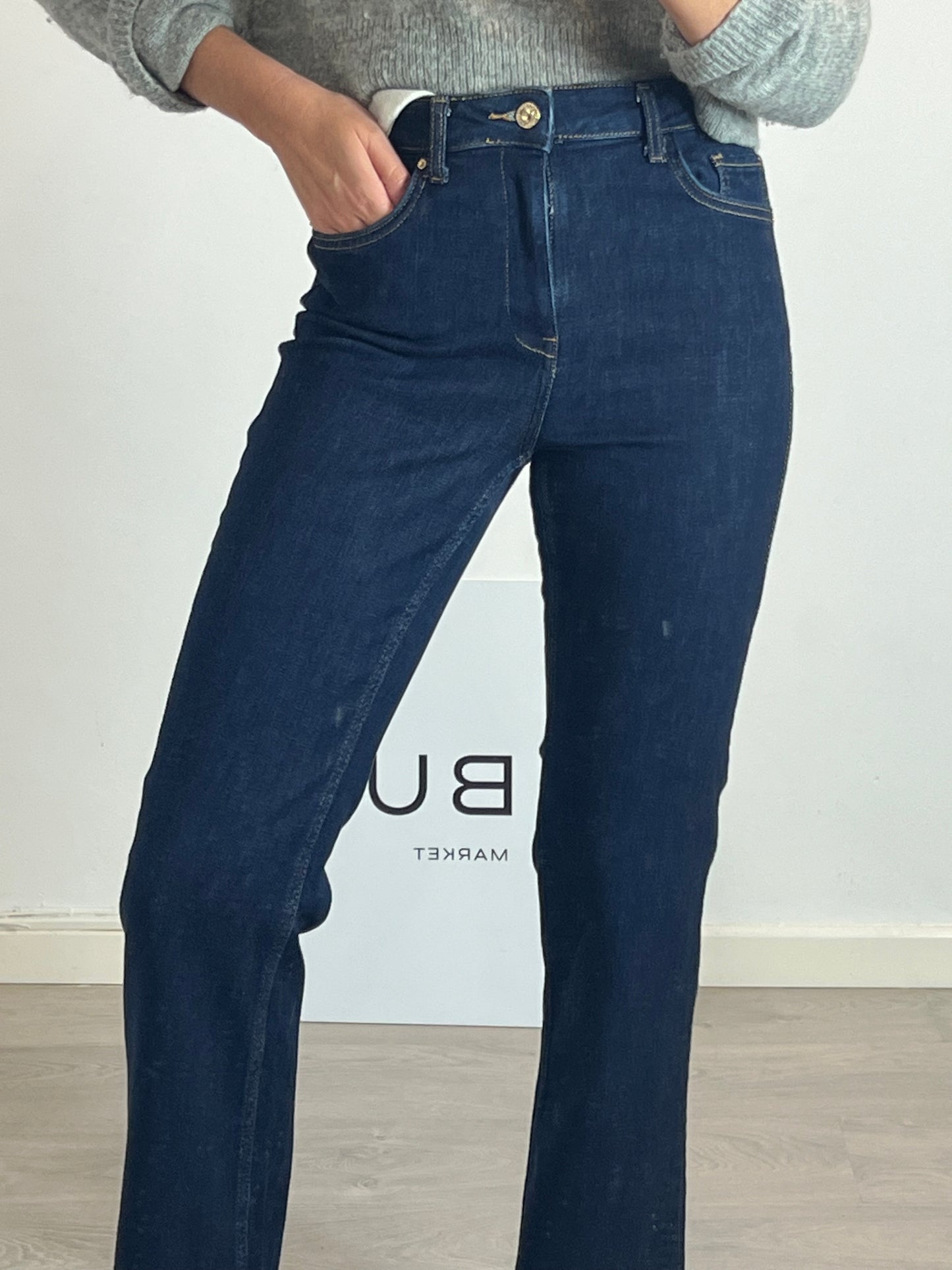 ZARA. Pantalón denim oscuro T.40