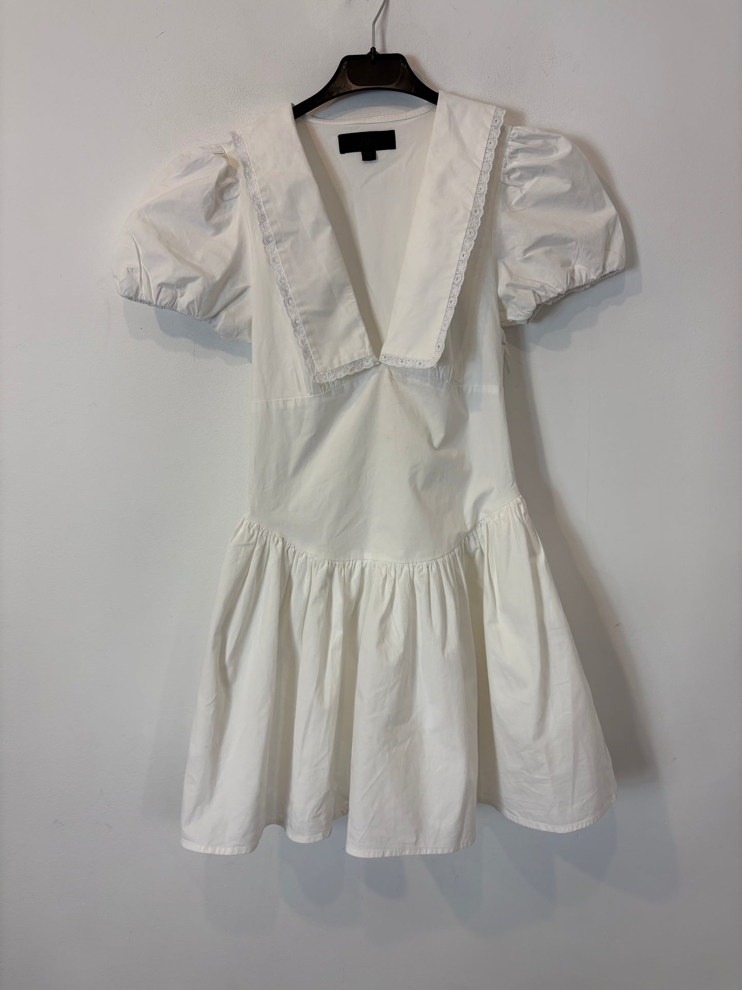 ZARA. Vestido blanco cuello