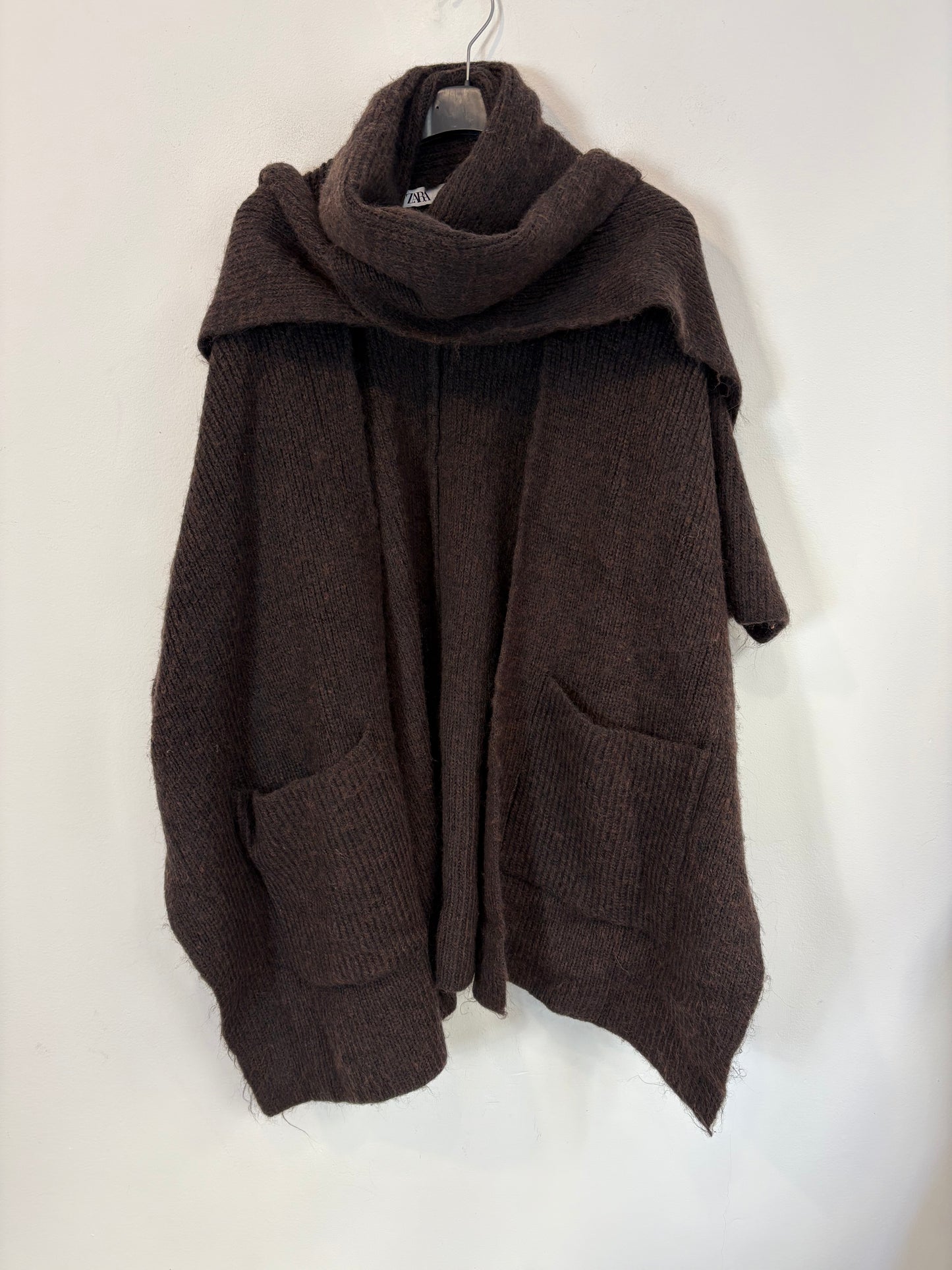 ZARA. Capa marrón lazada