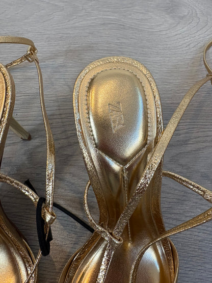ZARA. Sandalia dorada tiras. T 39