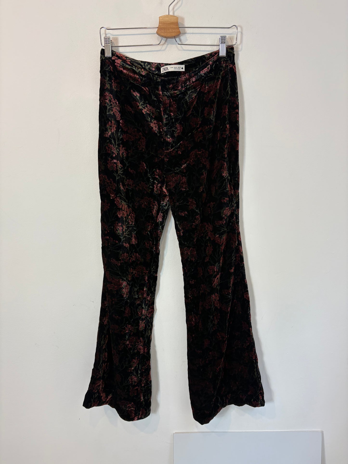 ZARA. Pantalón negro terciopelo