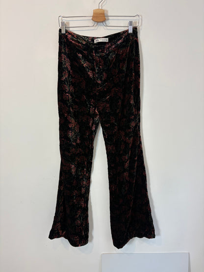 ZARA. Pantalón negro terciopelo