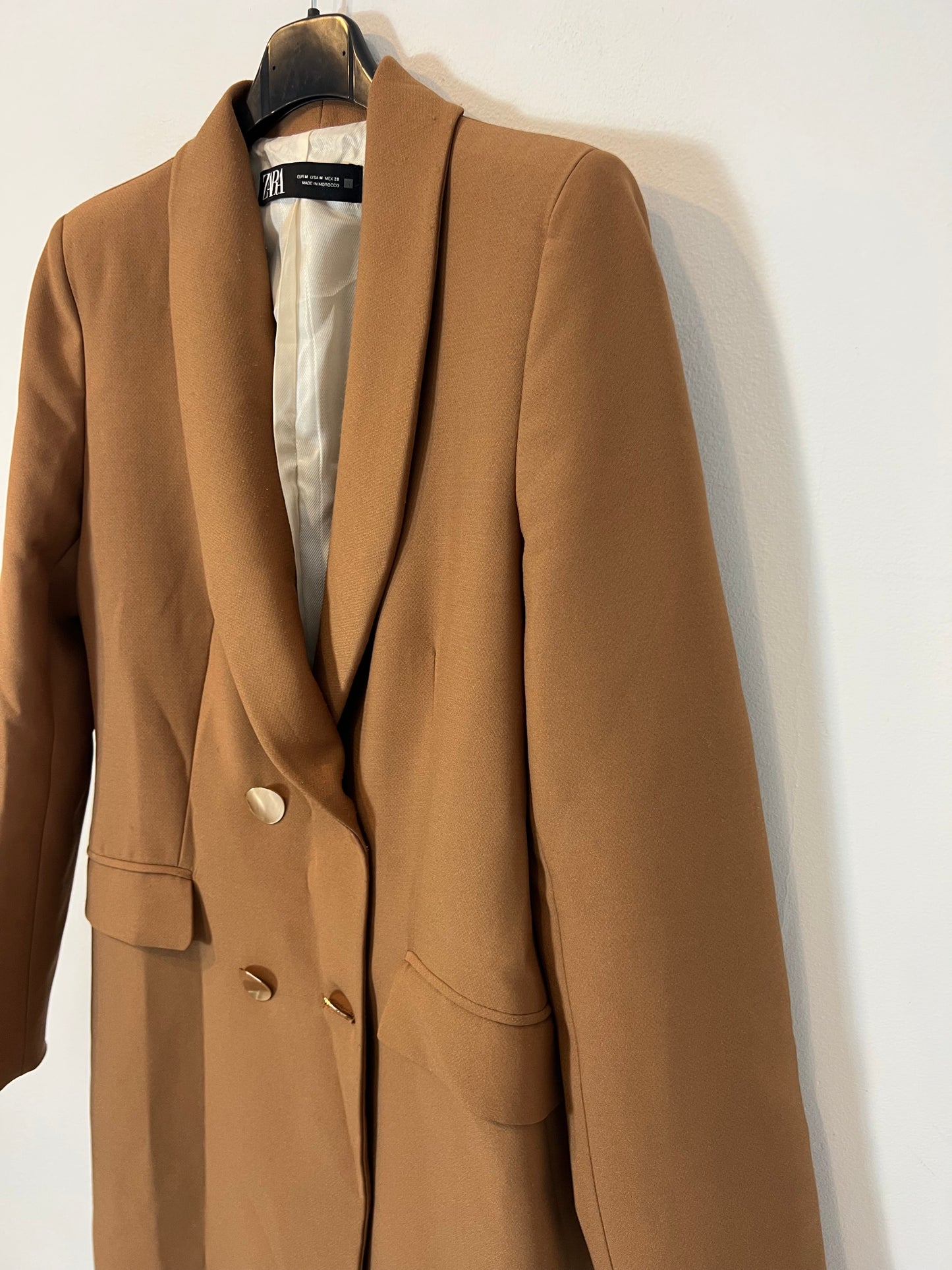 ZARA. Blazer camel botones dorados