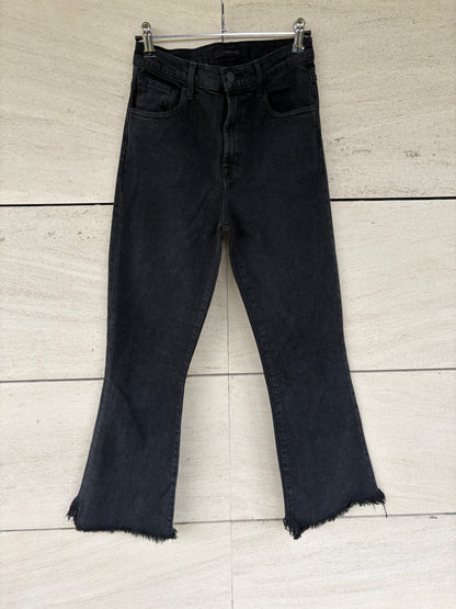 J BRAND. Denim negro ligeramente acampanado
