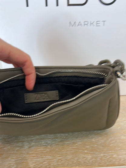 ZARA. Bolso baggete verde