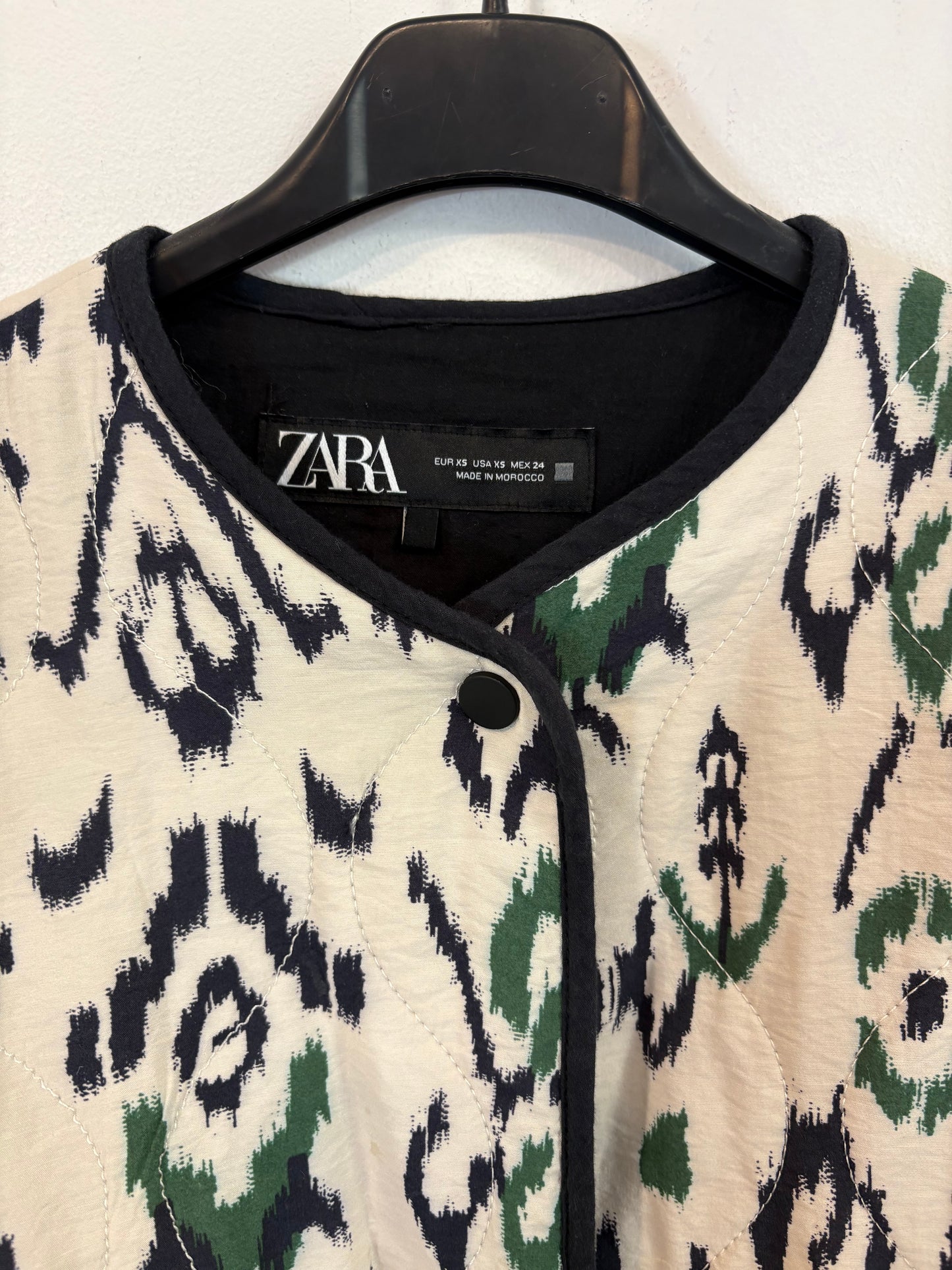 ZARA. Cazadora acolchada estampada. T XS