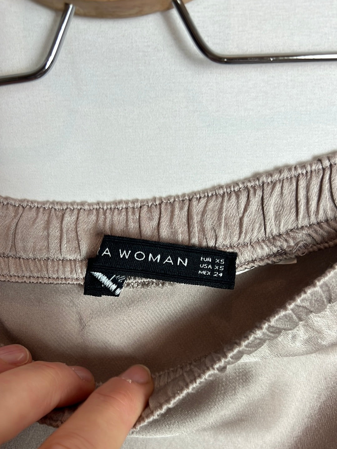 ZARA. Falda midi color topo asimétrica satinada. T XS