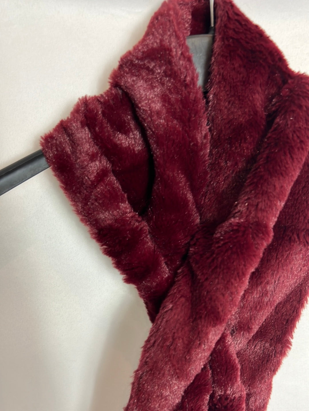 OTHERS. Burgundy fur collar