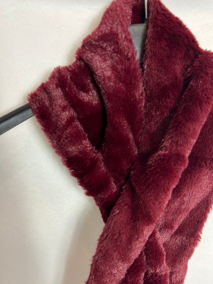 OTHERS. Burgundy fur collar