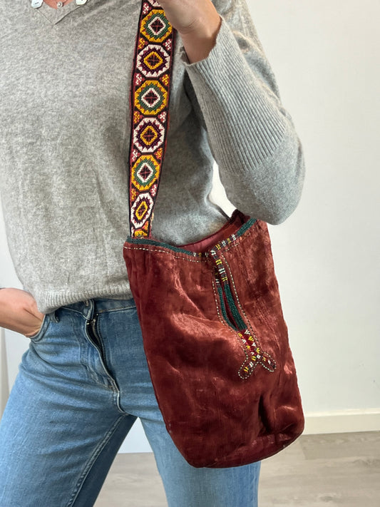 OTHERS. Embroidered velvet bag
