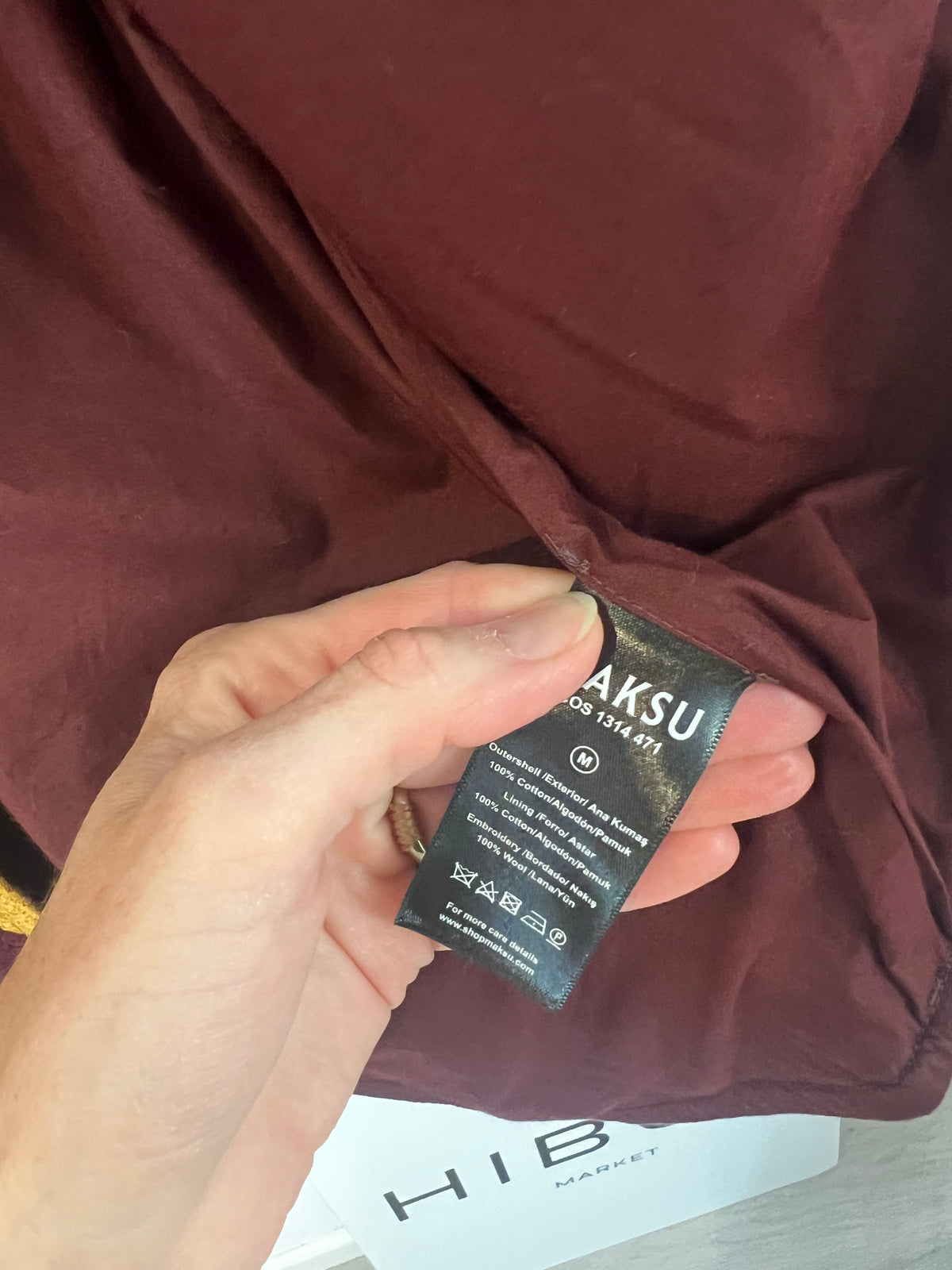 MAKSU. Abrigo algodón bordados