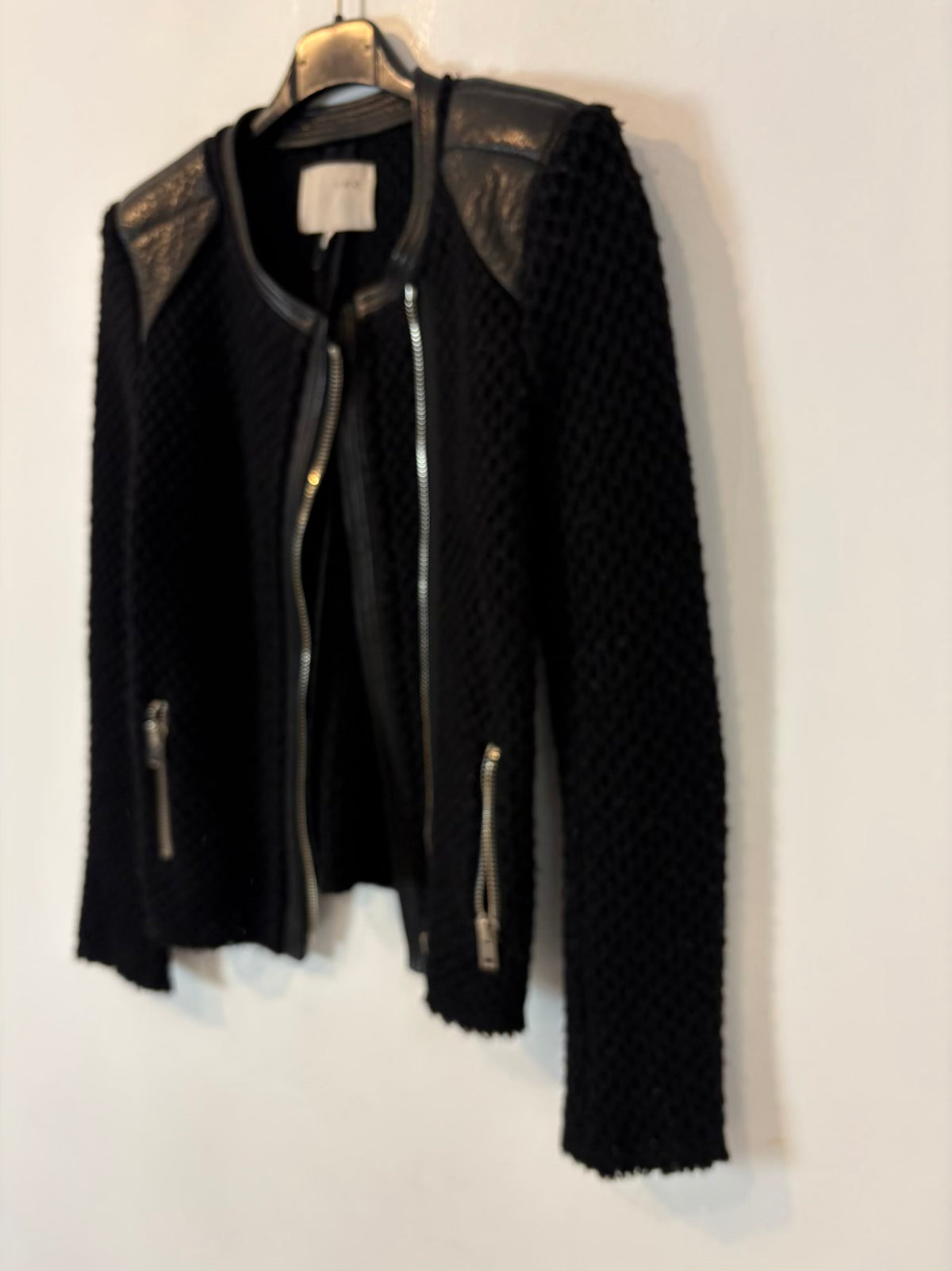 IRO. Chaqueta negra lana y piel