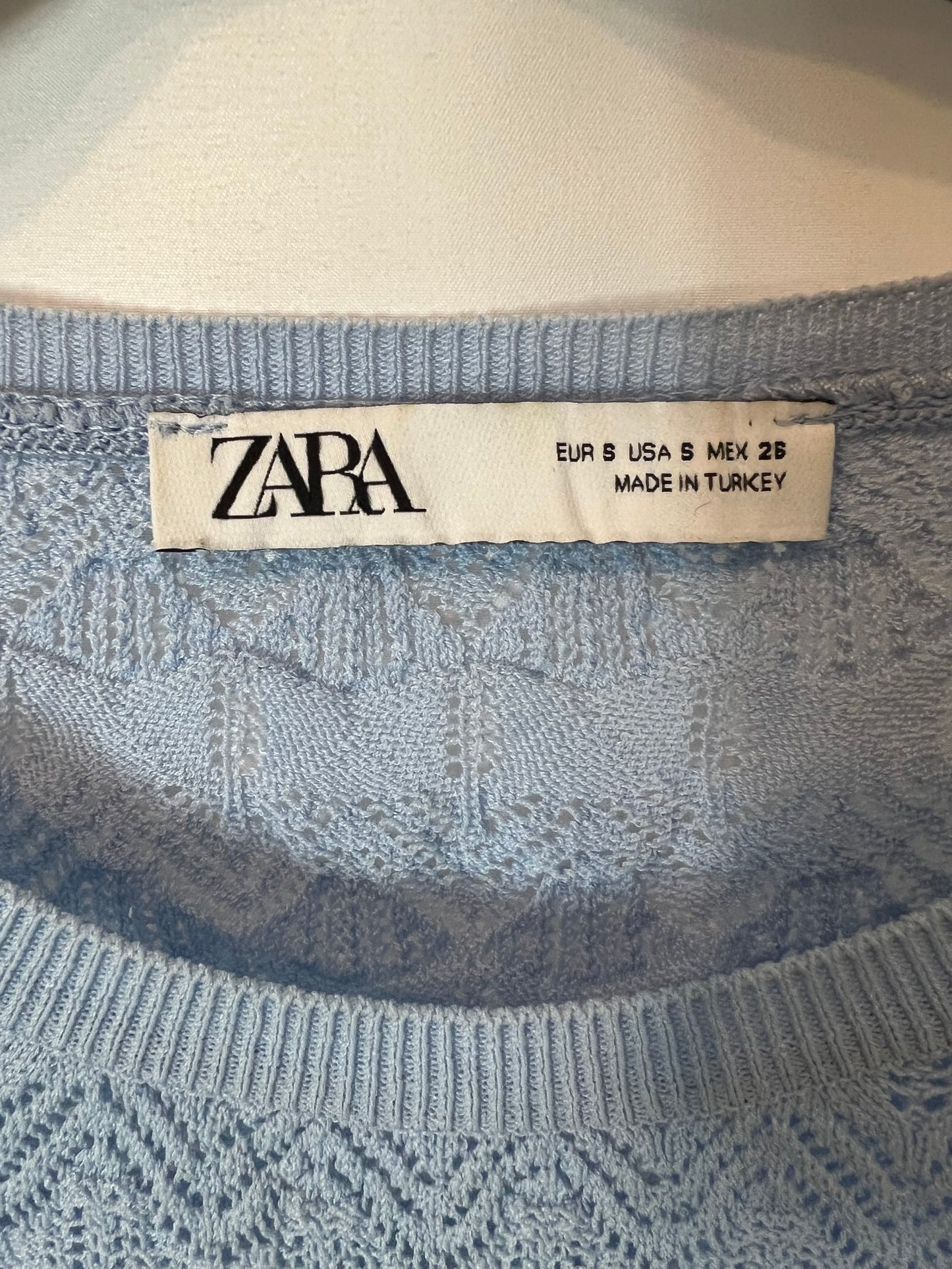 ZARA. Top azul claro calado. T S