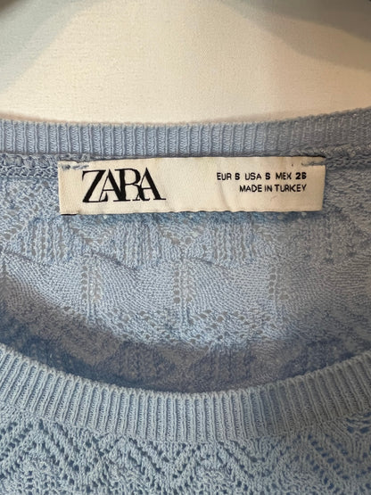 ZARA. Top azul claro calado. T S
