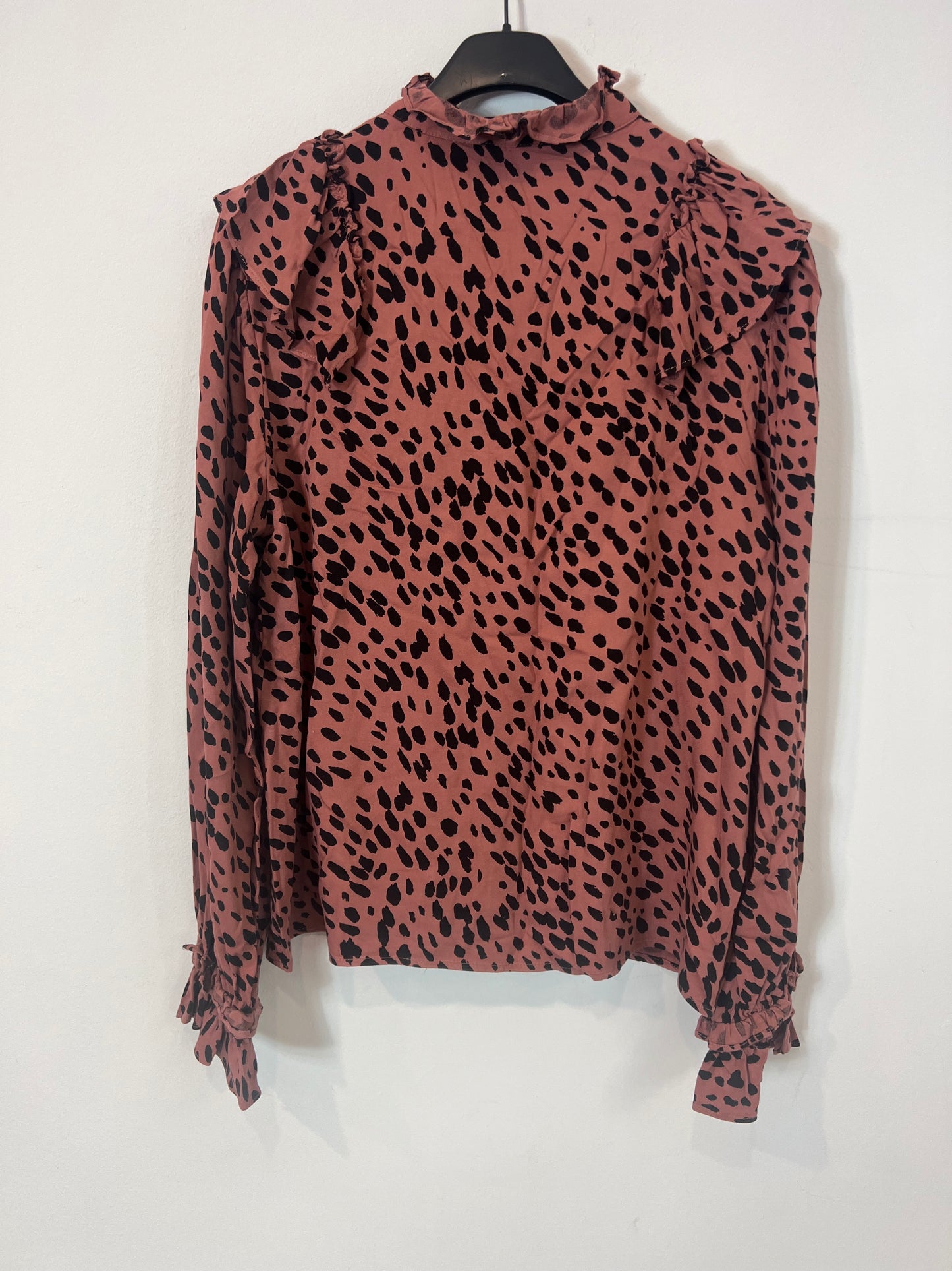 OTRAS. Blusa fluida estampada detalle volantes. T S