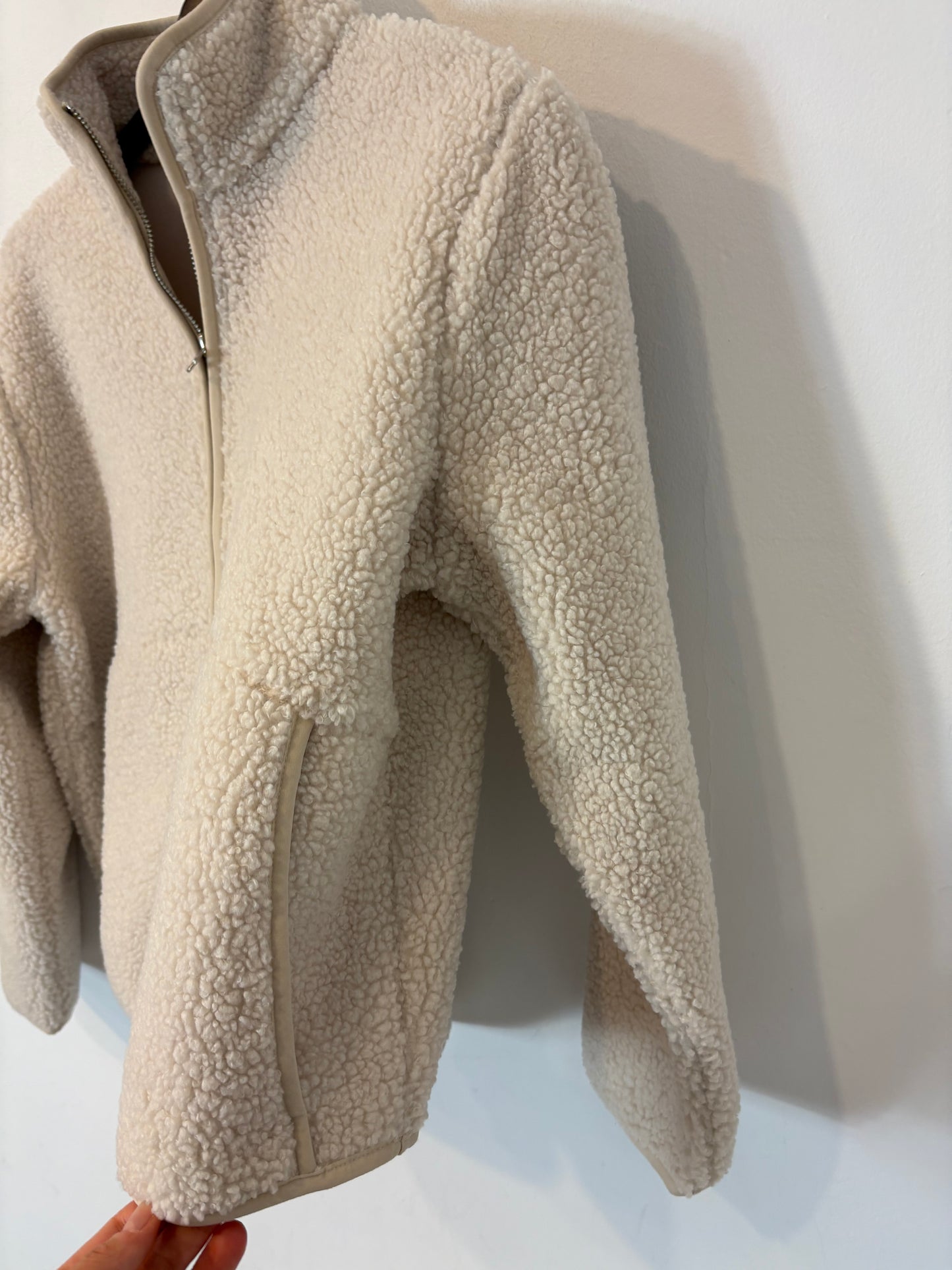 OYSHO. Chaqueta borrego beige