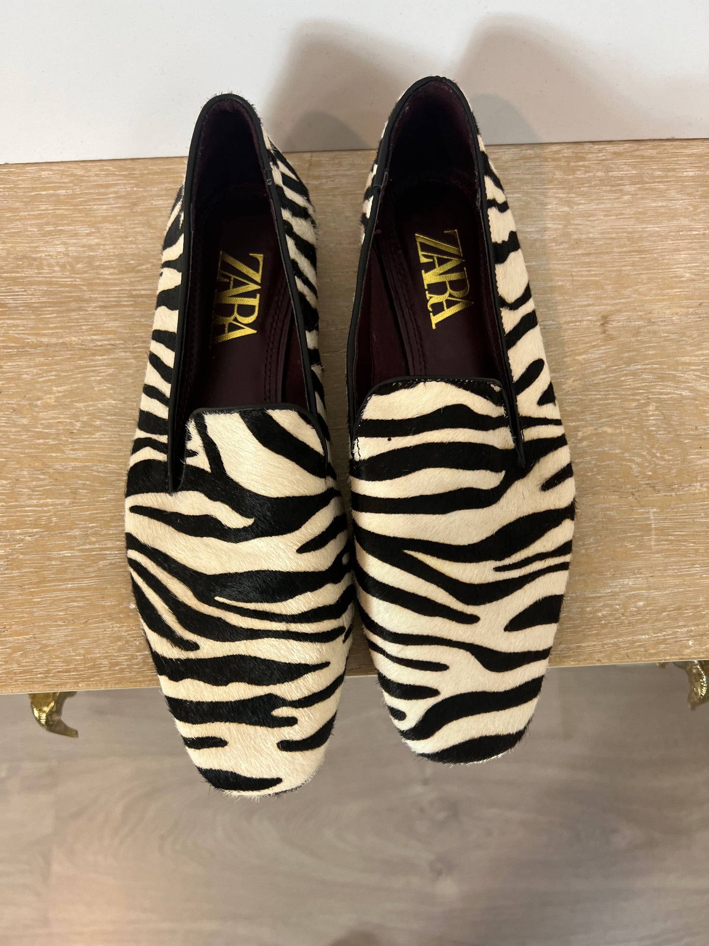 ZARA. Mocasines pelo cebra T.37