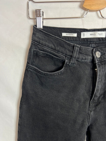 MANGO. Denim negro estilo mom fit. T 36
