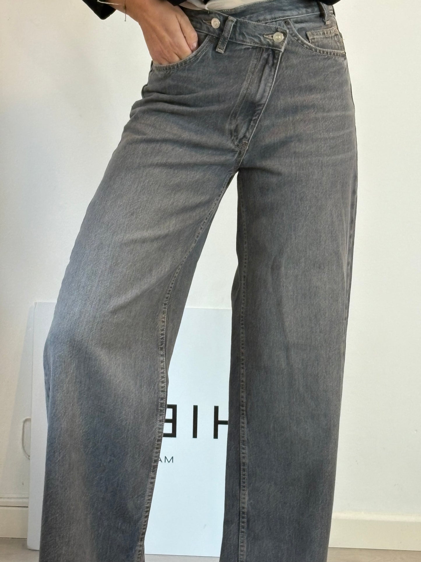 ZARA. Denim gris pata ancha