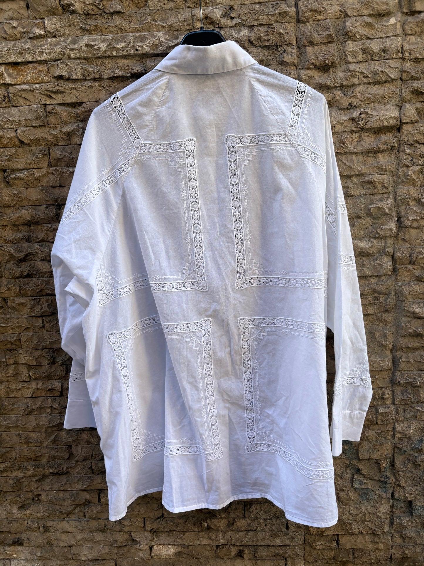 ZARA. Camisa blanca bordados