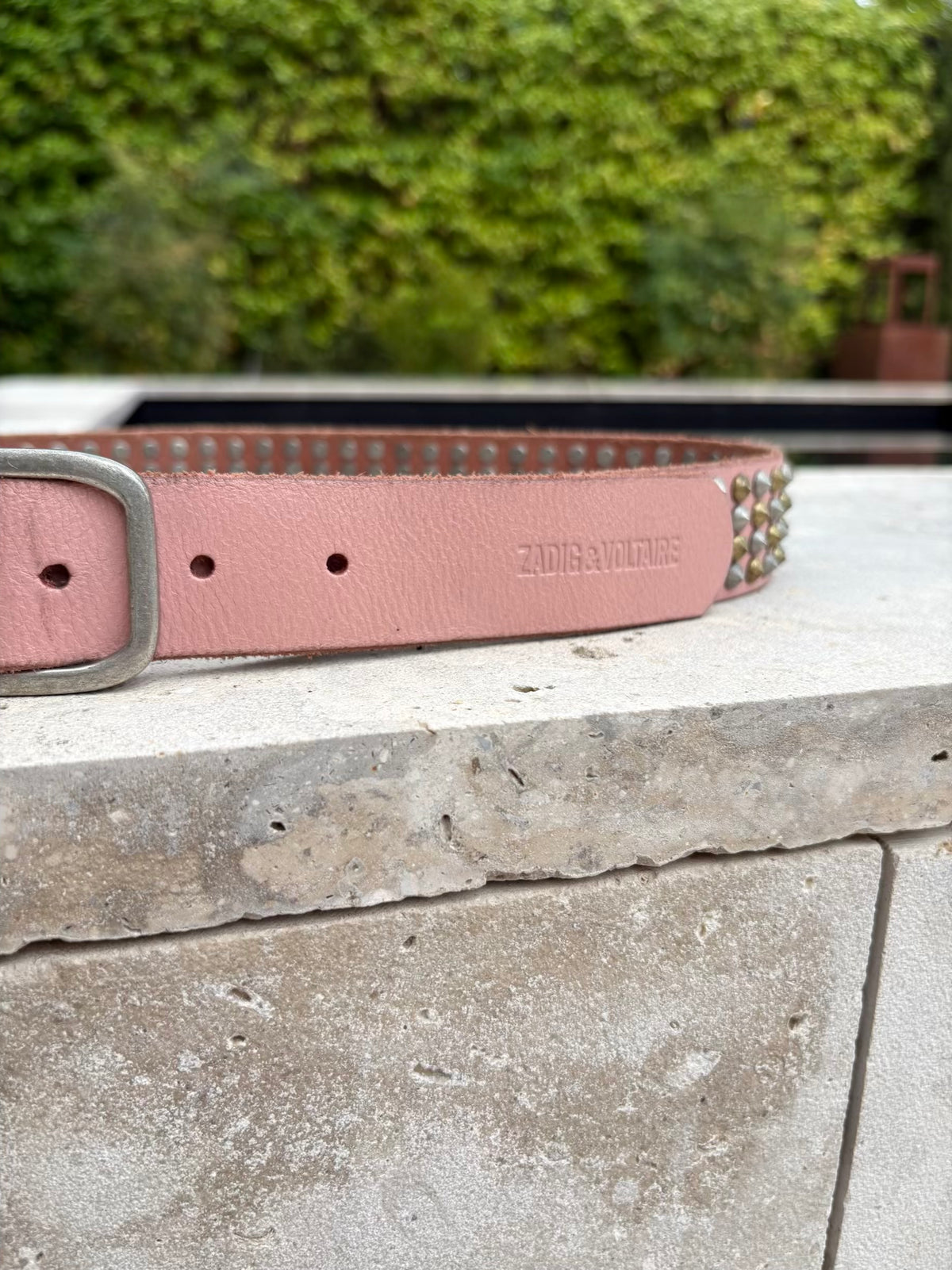 ZADIG & VOLTAIRE. Cinturón piel rosa tachuelas