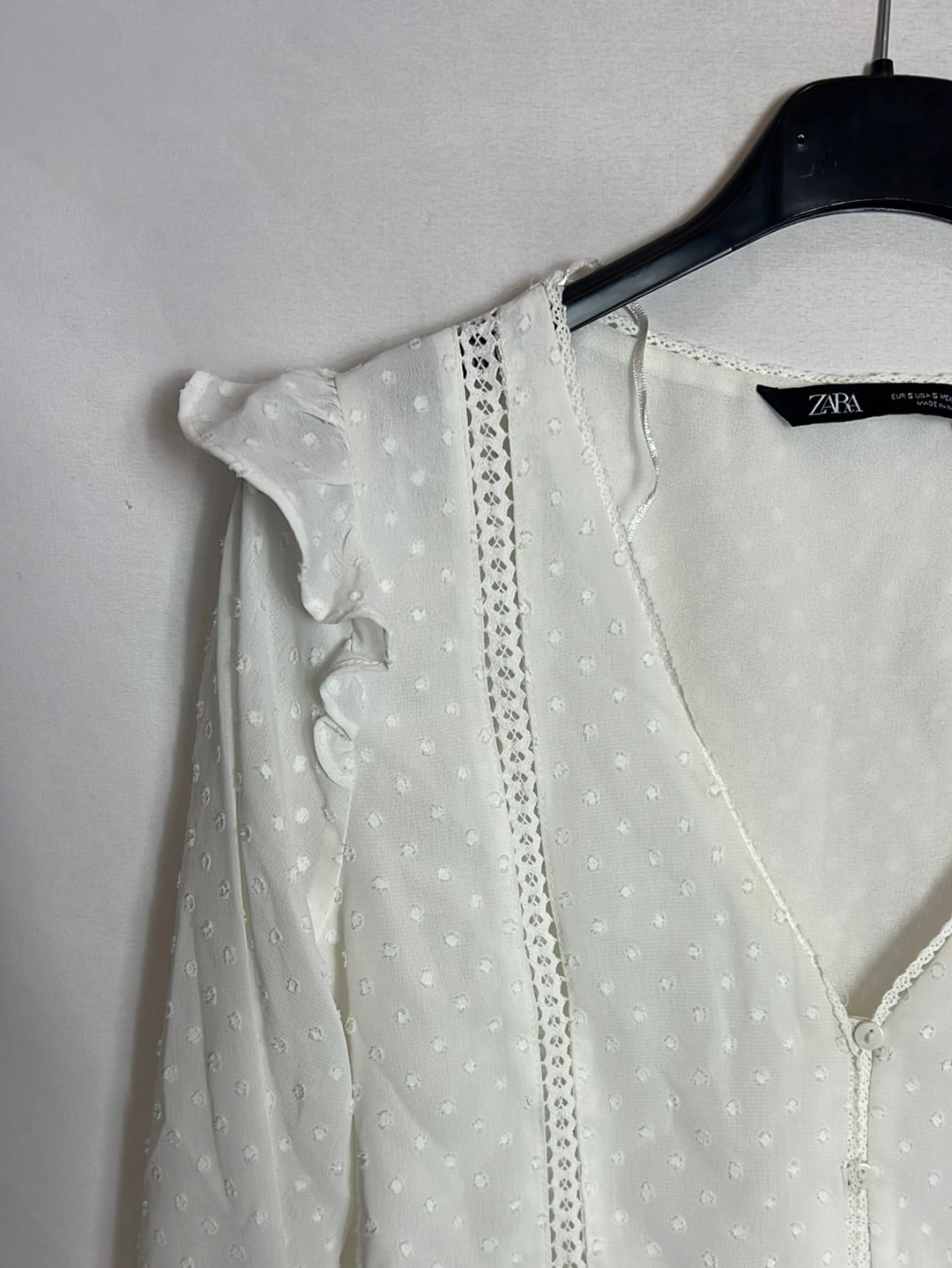 ZARA. White plumeti blouse. T.S.