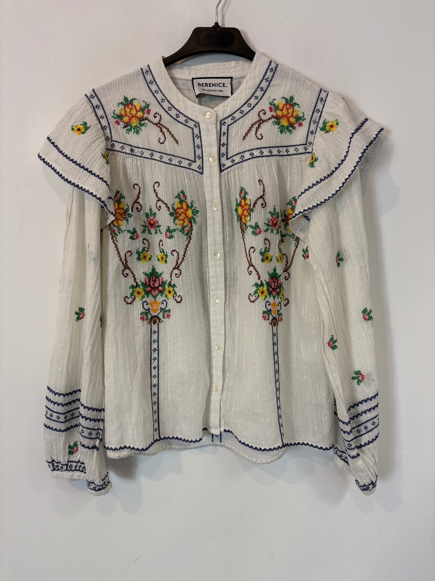 BERENICE. Blusa blanca bordados