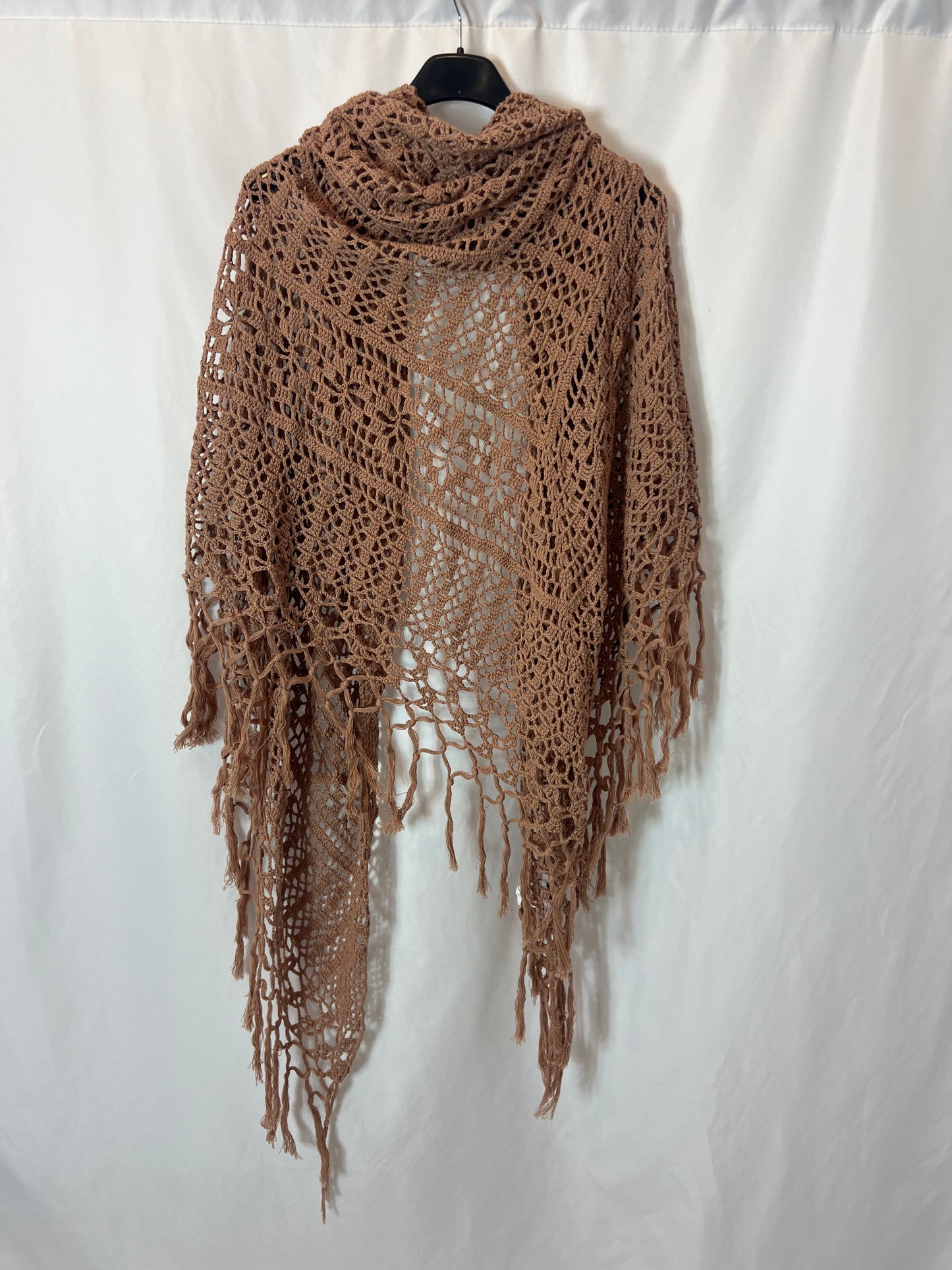 MUCHE ET MUCHETTE. Crocheted beige shawl