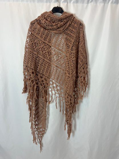 MUCHE ET MUCHETTE. Crocheted beige shawl