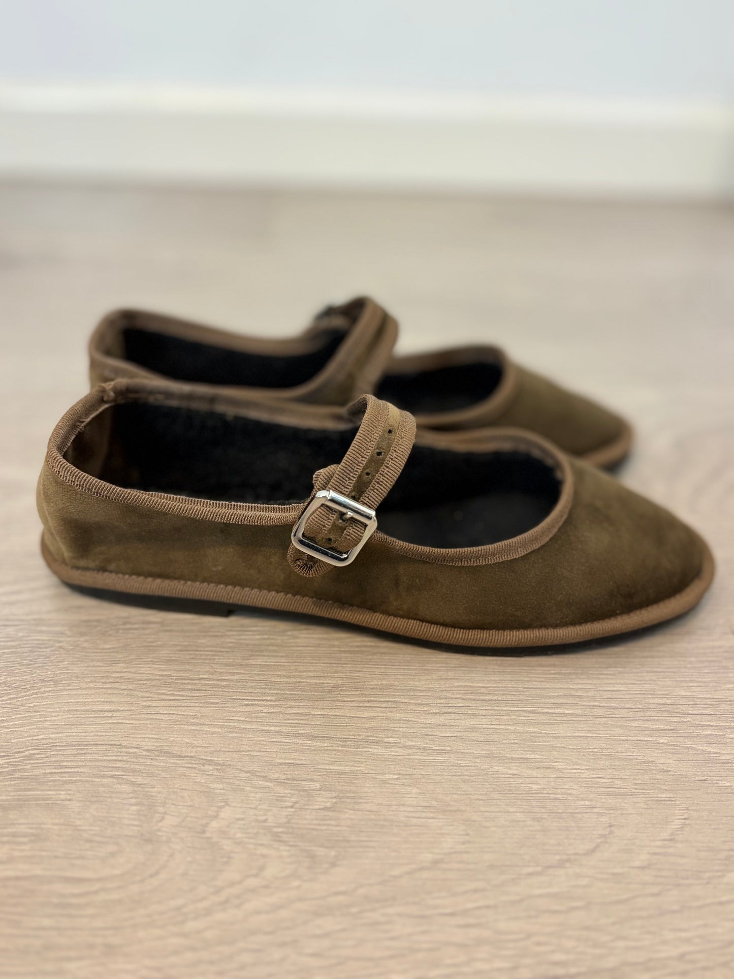 VENEZIANAS. Bailarina terciopelo caqui