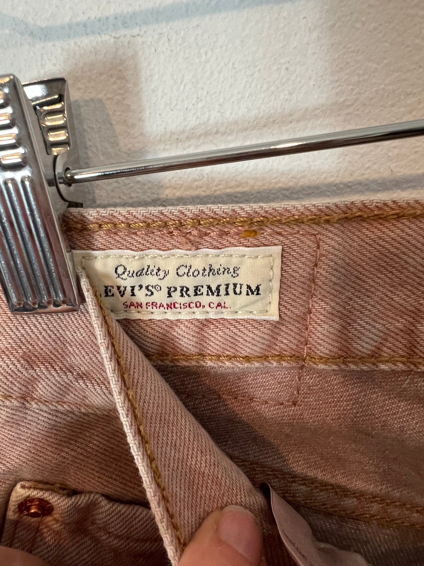 LEVI'S. Pantalón denim rosa T.40