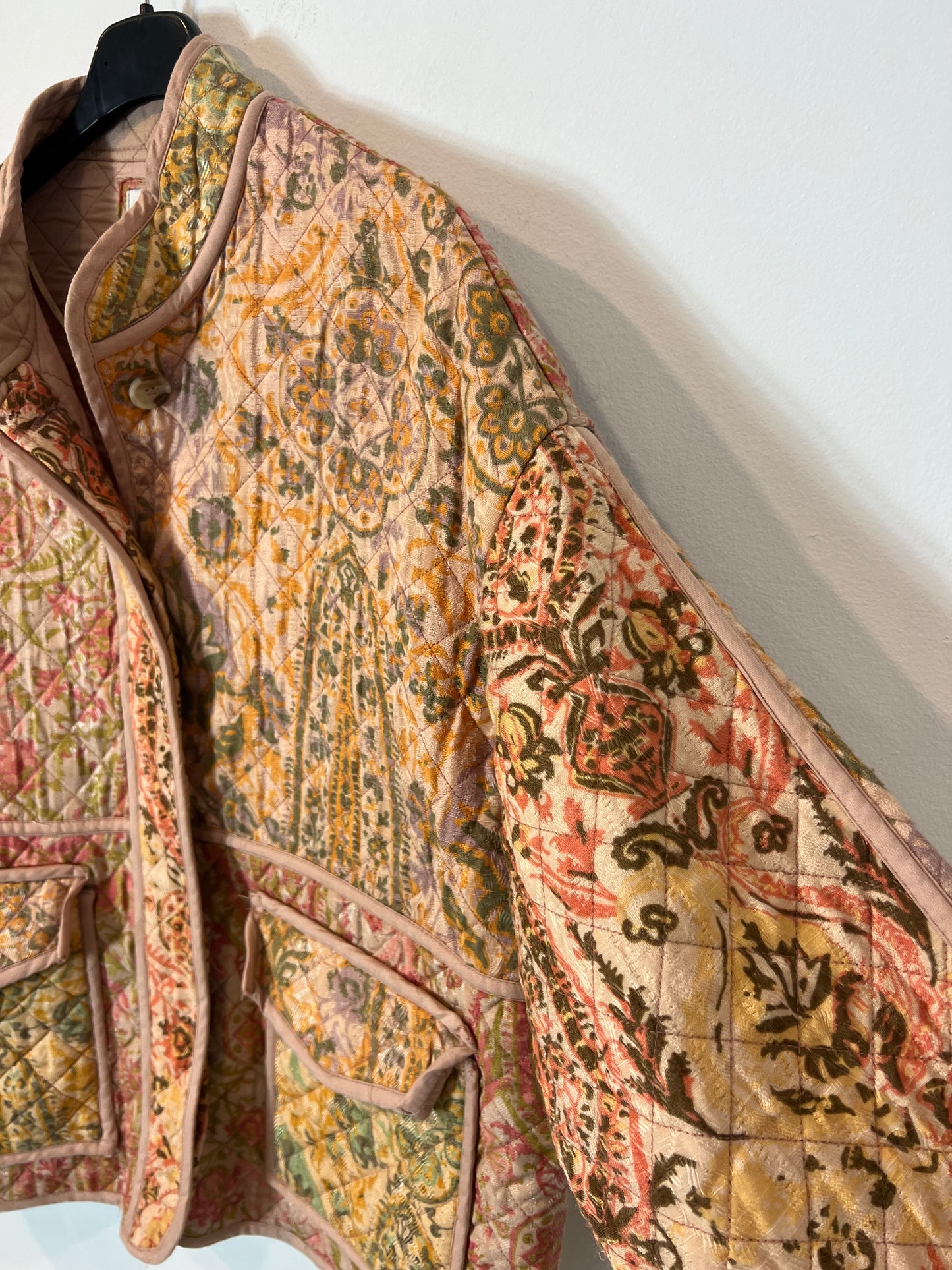 ZARA. Chaqueta estampado tonos rosas T.s