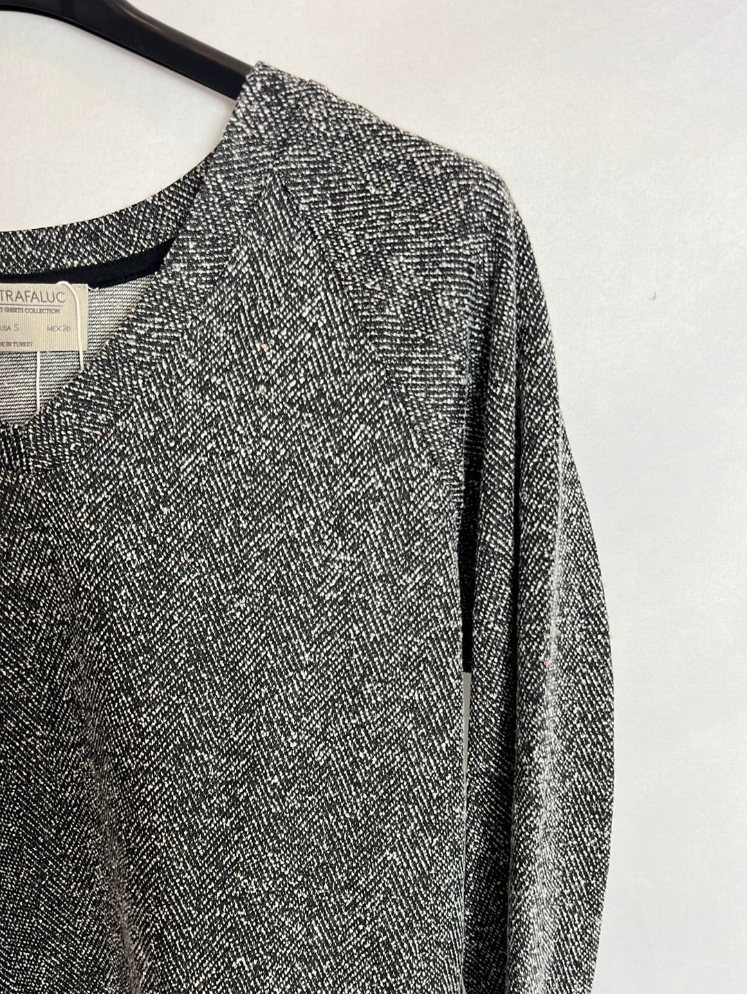 ZARA. Top gris y blanco textura. T S