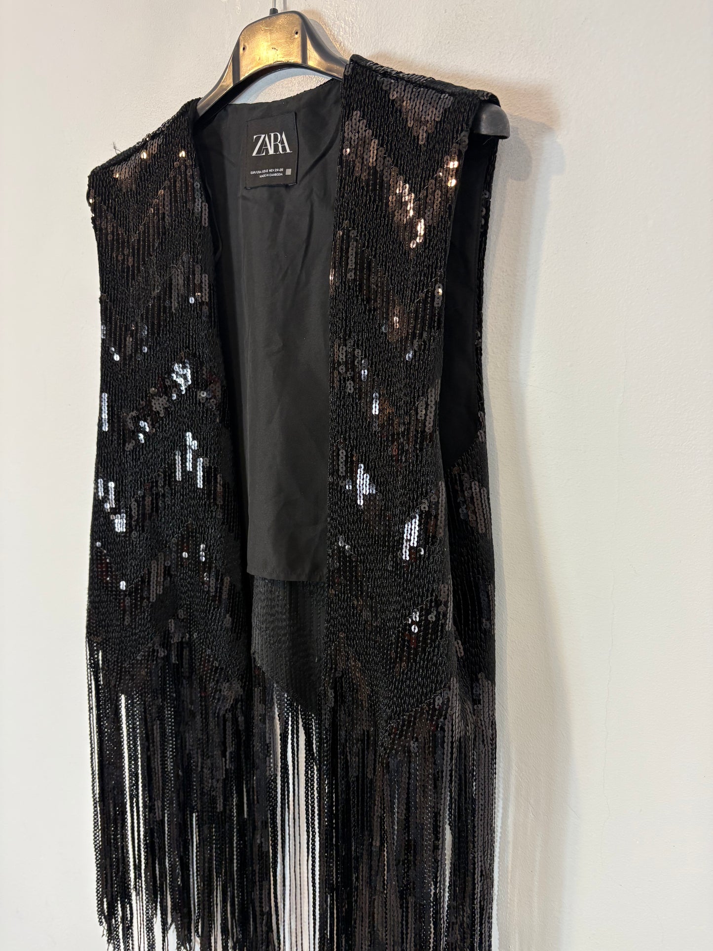ZARA. Chaleco negro lentejuelas