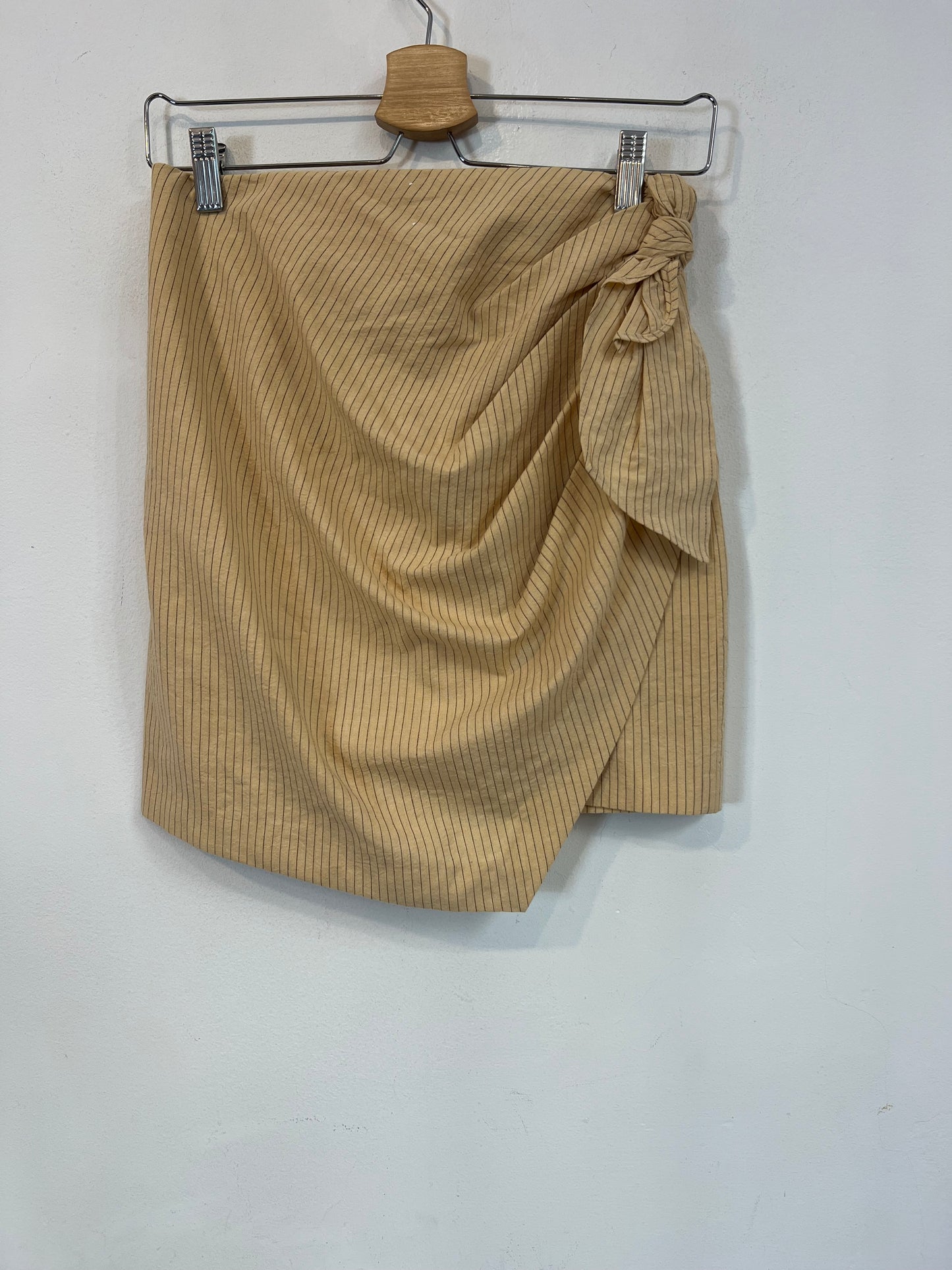 ZARA. Falda crema rayas