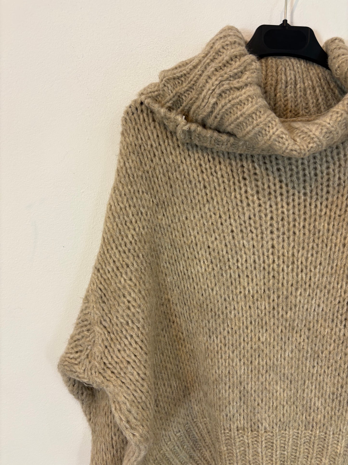 OTHERS. Beige chunky knit sweater. TS/M