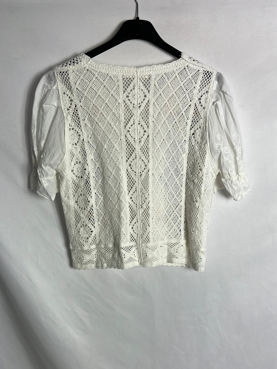 OTRAS. Top calado abotinado detalles. T S