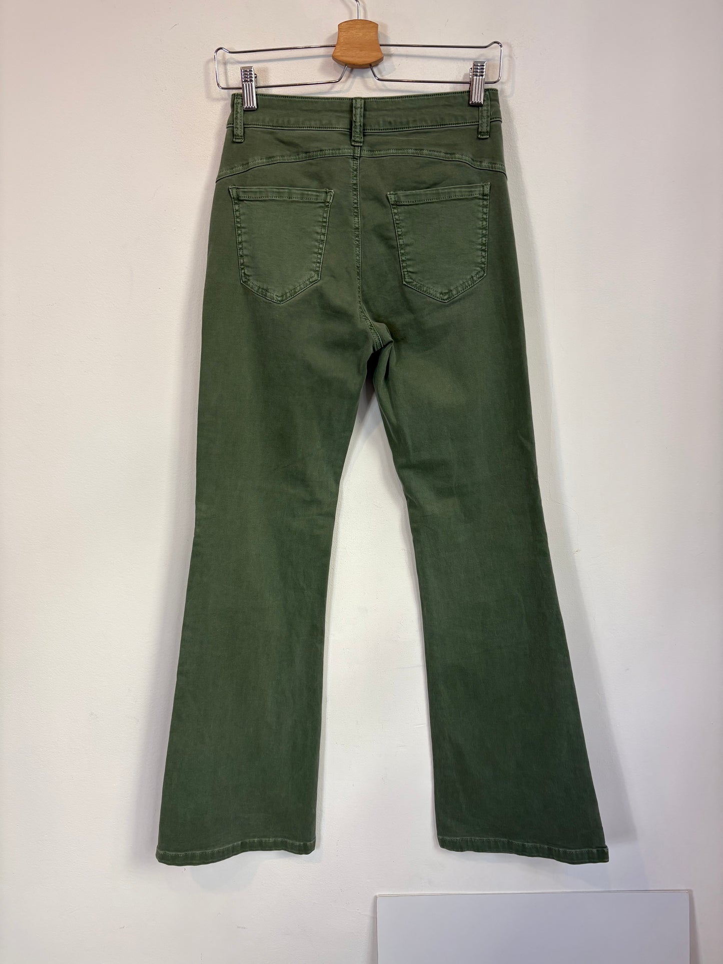 OTRAS. Denim verde acampanado