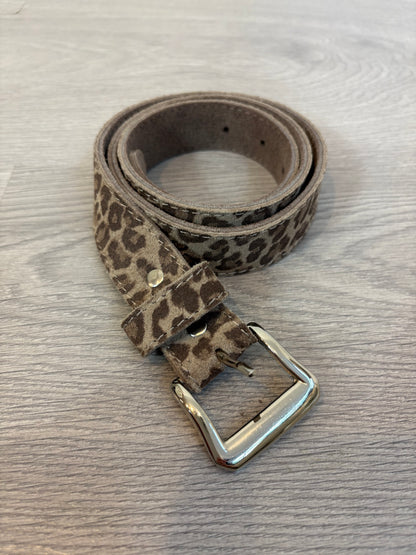 OTRAS. Cinturón animal print piel