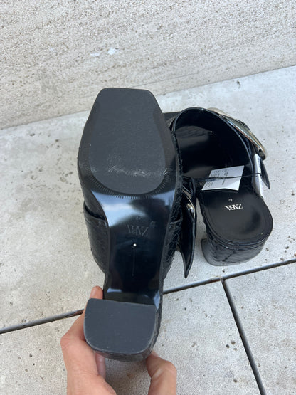 ZARA. Sandalias piel detalle tacón. T 40