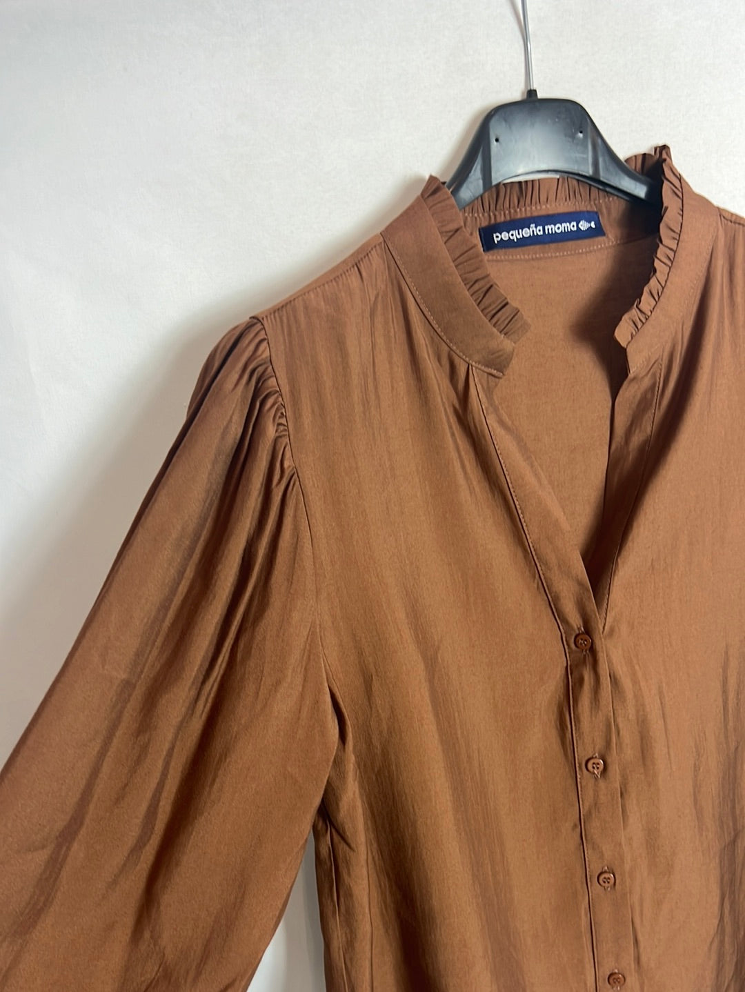 PEQUEÑA MOMA. Blusa marrón fluida cuello volante. T S