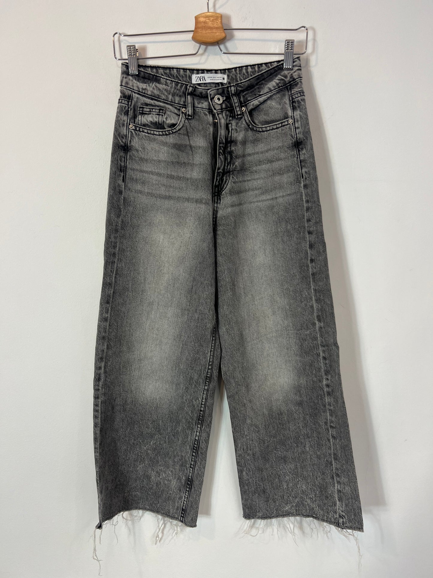 ZARA. Denim culotte gris efecto desgatado. T 34