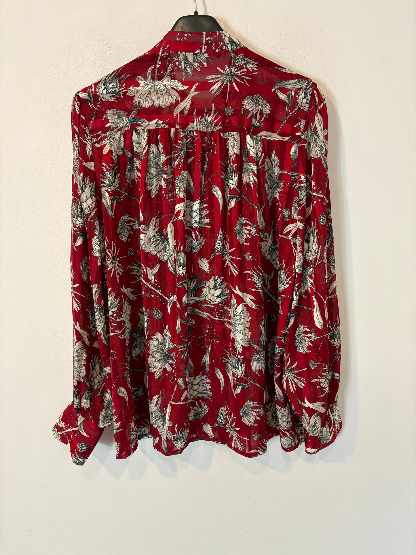 ZARA. Blusa fluida color vino