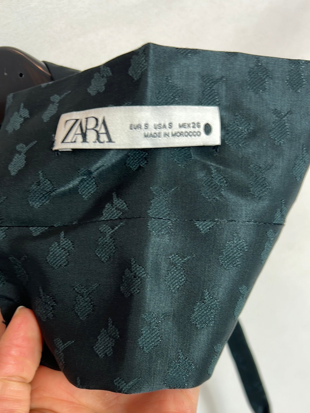 ZARA. Asymmetrical green satin top. TS