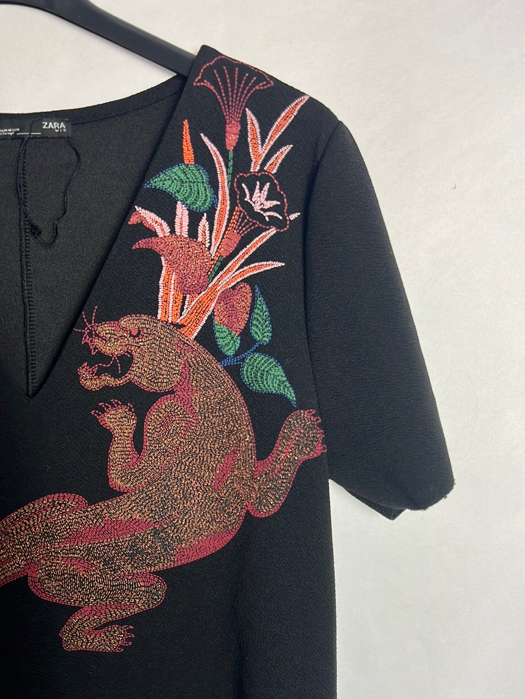 ZARA. Vestido negro estampado. TM